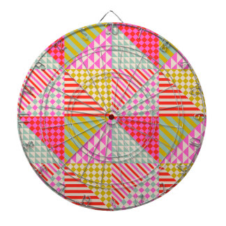 Färgglatt lapptäcke spelrum bar dartboard darttavla