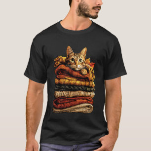 Färgglatt randigt katt som vilar med höstlöv mysig t shirt