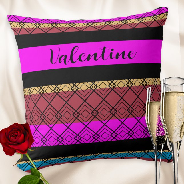 Färgglatt randigt mönster Romantiska Alla Hjärtans Kudde (A colorful throw pillow with striped design and 'Valentine' in elegant script typography)