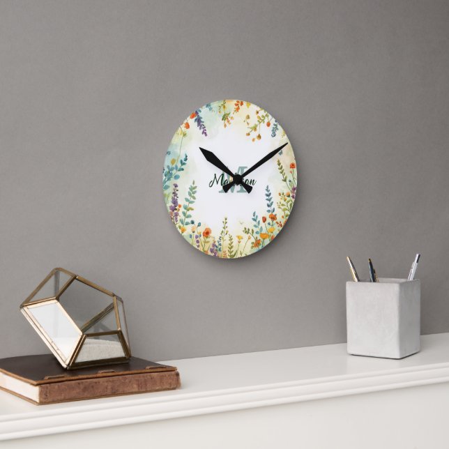 Färgglatt vårblomma vildblomsbukett monogram rund klocka (Kontor)