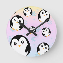 Färggradienten för färglöst pastellpenguin mönster rund klocka