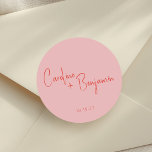 Färggrafik Modern Boho Rosa Red Script Bröllop Runt Klistermärke<br><div class="desc">Personlig Colorful Modern Boho Rosa Red Script Bröllop Classic Round Sticker</div>