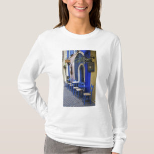 Färggrann blå dörr och beklädnad på gammal hotell tee shirt