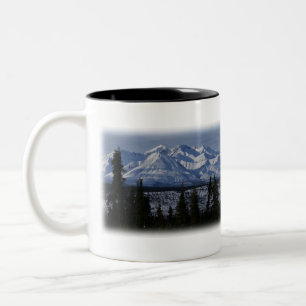 färggrann scen i snö i bergstrakter Två-Tonad mugg
