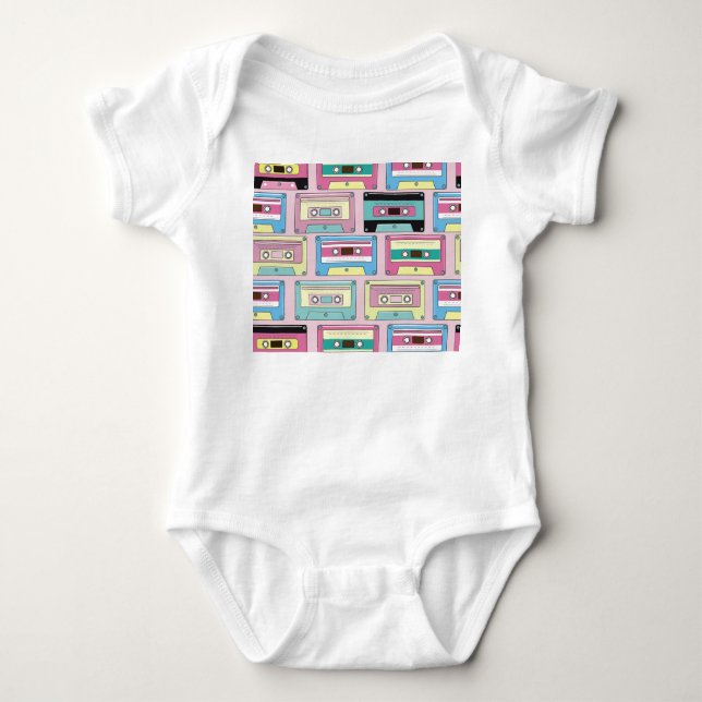 Färgkassetter, rosa bakgrund mönster. t shirt (Framsida)