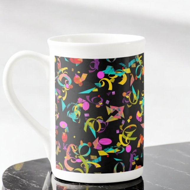 Färgkonfetti-förlustbakgrund över svart benporslin mugg (colorful confetti on black bone china mug)