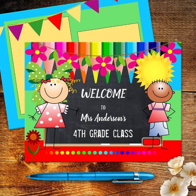 Färgkort för Back to school-kartong Vykort (A cheerful postcard featuring happy children on a chalkboard background with colored pencils)