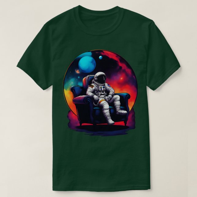 färglös astronautkylning på soffa i rymden t shirt (Design framsida)