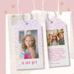 Färglös Rosa Birthday Kids Girl 2 Foto Tack Presentetikett<br><div class="desc">Färglös Rosa Birthday Kids Girl 2 Foto: Tack Märkre. Tack för din märkre för dina vänner och din familj, tack för rosans födelsedag. Ladda upp foton längst fram och bakåt och anpassa dem med ditt namn och din text. Märkrn har färgstarka stjärnor och fläckar. Underbar som tack för märkrn för...</div>