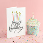 Färglösa ljus med Grattis på födelsedagen-kort Kort<br><div class="desc">Det här piskvikande födelsedagskortet har färgstarka,  handdragna ljus och handskriftsbokstäver. Anpassa kortets insida med ditt eget personlig-meddelande.</div>