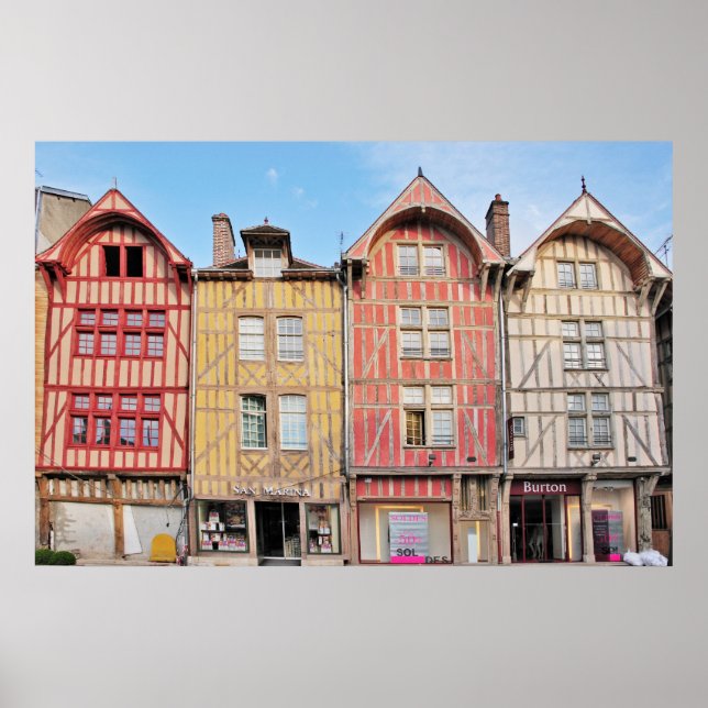 Färglöst Byggnad i Troyes Frankrike Poster (Framsidan)