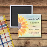 Färglöst familjerättssolrosa Spara datum Magnet<br><div class="desc">Be din familj att spara datumet för sin familjeåterförening med den här färgstarka solrossen spara datum magneter. Det är ett arvode som är dekorerat med en solrosa med vattenfärg och bakgrund. Enkelt anpassade. Eftersom vi skapar vår teckning kommer du inte att hitta just den här bilden från andra designers. Ursprunglig...</div>