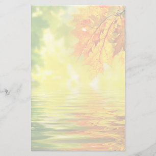 Färglöst höst löv som reflekterar i vatten brevpapper