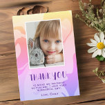 Färglöst Rosa Swirl Birthday Kids Girl Photo Tack Kort<br><div class="desc">Färglöst Rosa Swirl Birthday Kids Girl Photo Tackyou Card. Tack för din rosa-födelsedag för dina vänner och din familj. Ladda upp fotot och anpassa kortet med ditt namn och din text. Kortet har en färgstark vridning. Underbart som tack för att du fick kort för flickor.</div>
