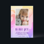 Färglöst Rosa Swirl Birthday Kids Girl Photo Tack Kort<br><div class="desc">Färglöst Rosa Swirl Birthday Kids Girl Photo Tackyou Card. Tack för din rosa-födelsedag för dina vänner och din familj. Ladda upp fotot och anpassa kortet med ditt namn och din text. Kortet har en färgstark vridning. Underbart som tack för att du fick kort för flickor.</div>