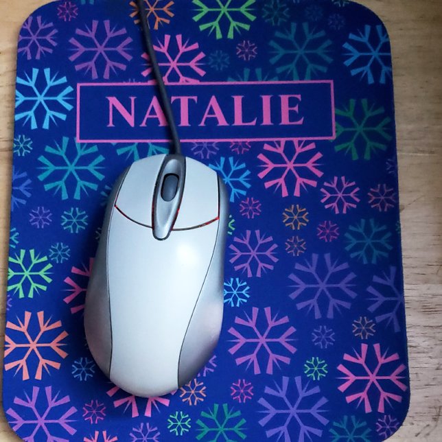 Färglöst Snöflingor Mönster på blå Rosa Namn Musmatta (mousepad shown in situ with a mouse. color is slightly lighter than shown due to shadows in photo)