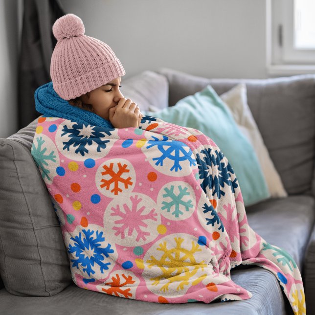 Färglöst Snöflingor på Rosa Helgdag Mönster Fleecefilt (Kid wrapped in blanket)