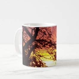 Färglöst solnedgång genom Bare Träd Kaffemugg