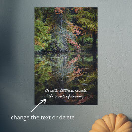 Färglöst träd som reflekterar över lugnen vatten poster