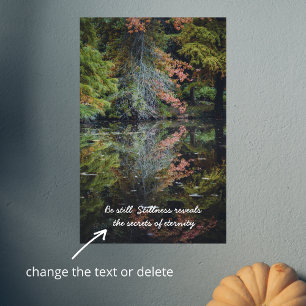 Färglöst träd som reflekterar över lugnen vatten poster