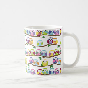 Färglöst uggla på gren kaffemugg