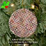 Färglöst Vintage Spool Patchwork Quilt Mönster Julgransprydnad Keramik<br><div class="desc">Denna vackra, femtialiska Julgran-prydnad har den invecklade, färglösa mönster i en vintage amerikansk lapptäcke som finns i Smithsonia American Art Museum. Njut av de geometriska sömndetaljerna, i tonerna ljusbrunt, korall, dammig ro, rött, blått osv. En tankfull och originell present som är perfekt för kylaren, syteaficionado eller antika-älskare i ditt liv....</div>