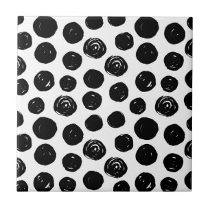 Färgmålat svart och vitt polka dots kakelplatta