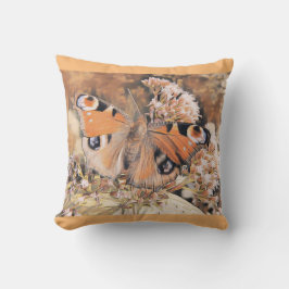 Färgning av en fjäril på orange på blommor kudde