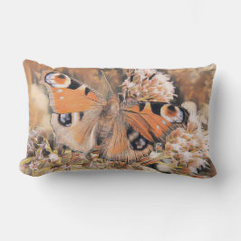 Färgning av en fjäril på orange på blommor lumbarkudde