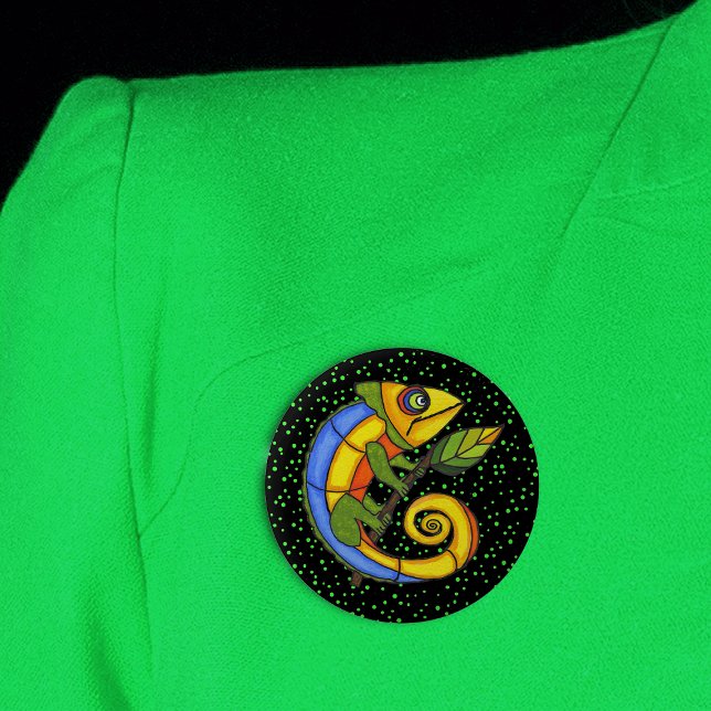 Färgödla på Gren Knapp (Colourful fantasy lizard holding twig with leaf on black with green dots round pin back button.)