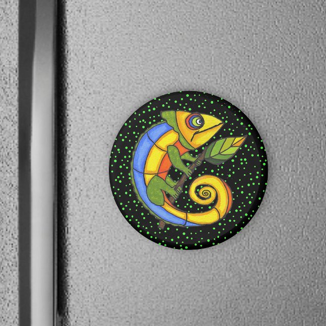 Färgödla på Gren Magnet (Colourful fantasy lizard holding twig with leaf green polka dots on black round magnet.)