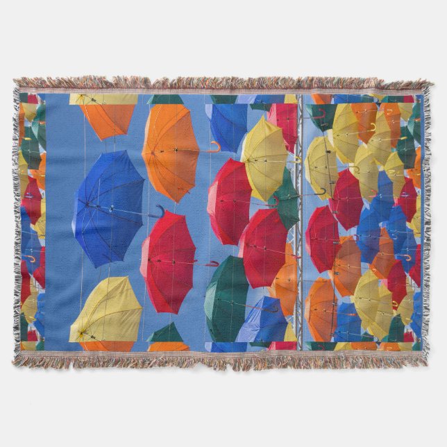 Färgparaplyer i den blå orangen himlar röd filt (Framsidan)