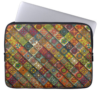 Färgrik abstrakt belägger med tegel mönsterdesign laptop sleeve