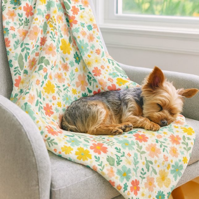 Färgrik Blommig Gul Orange Blå Margareta Fleecefilt (Spring nap vibes: cozy floral fleece, sunlit blooms, and one sleepy Yorkie soaking it all in.
)