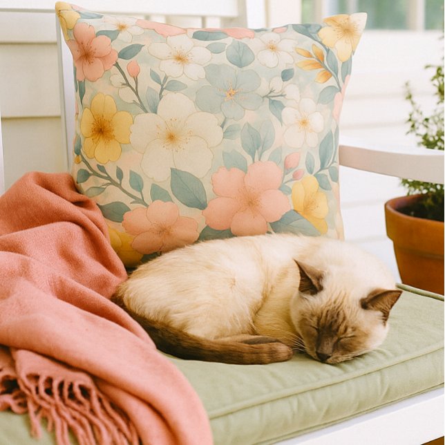 Färgrik blomster på ljust grå  kudde (Cozy moments on the porch with floral throw pillow and your cat )