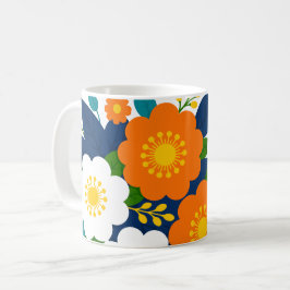 Färgrik blomsterkonst med orange och vita blommor kaffemugg