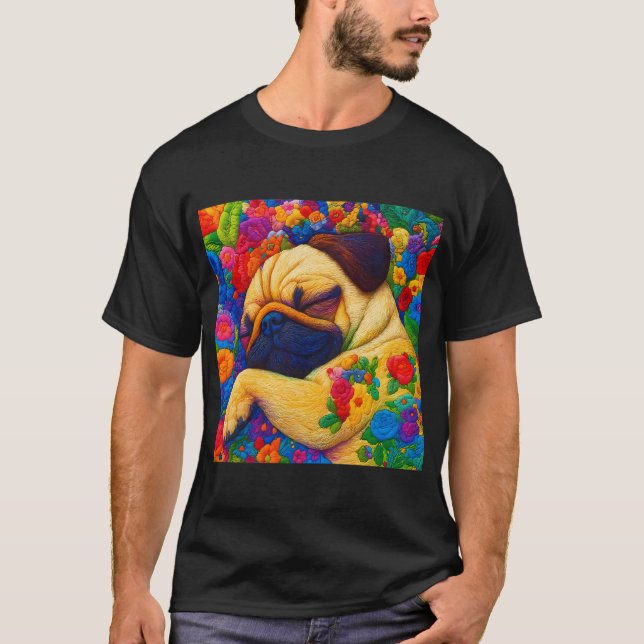Färgrik Broderad Mops Sovande I Blommig Fantasi T Shirt (Framsida)