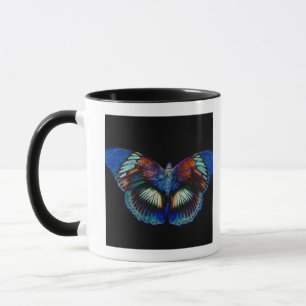 Färgrik fjärilsdesign mot svart bakgrund mugg