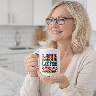 Färgrik flerspråkig kärlekstypografi kaffemugg