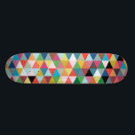 Färgrik geometrisk mönstrad Skateboard<br><div class="desc">Denna färgrika geometriska mönstrade Skateboard är så djärv,  som du är. Designen är som påminner om av att plira till och med en kaleidoscope. Denna design innehåller varje färg av regnbågen och därefter någon!</div>