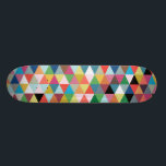 Färgrik geometrisk mönstrad Skateboard<br><div class="desc">Denna färgrika geometriska mönstrade Skateboard är så djärv,  som du är. Designen är som påminner om av att plira till och med en kaleidoscope. Denna design innehåller varje färg av regnbågen och därefter någon!</div>