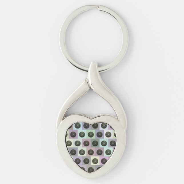 Färgrik gräsplan boule-mönster, twisted heart silverfärgad nyckelring (Framsidan)