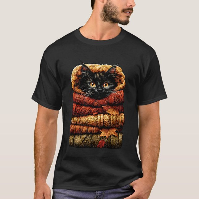 Färgrik höstkat som vilar med höstlöv mysigt  t shirt (Framsida)