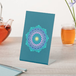 Färgrik mandala på blå bakgrund