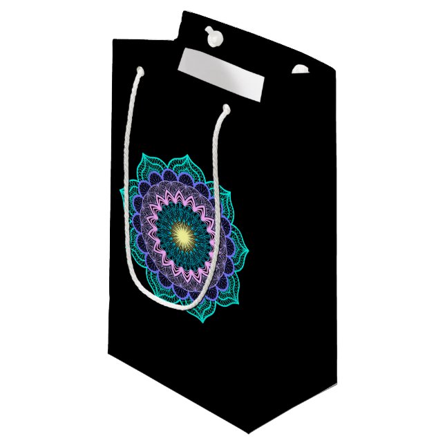 Färgrik mandala på svart bakgrund (Framsidan Vinklad)