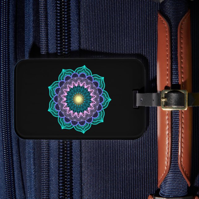 Färgrik mandala på svart bakgrund bagagebricka (Framsida Insitu 4)