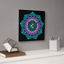 Färgrik mandala på svart bakgrund fyrkantig klocka
