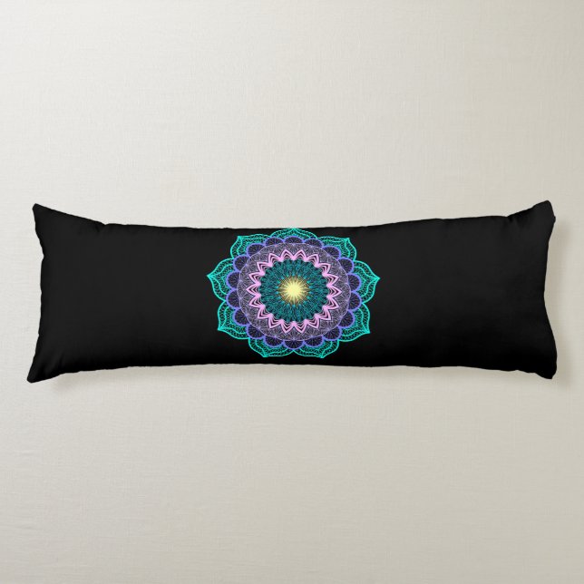 Färgrik mandala på svart bakgrund kroppskudde (Framsidan)