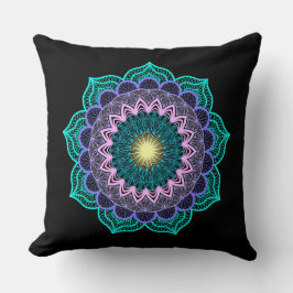 Färgrik mandala på svart bakgrund kudde