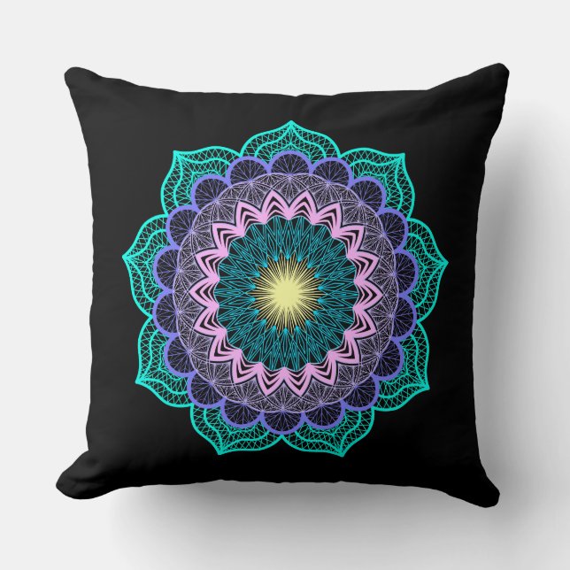 Färgrik mandala på svart bakgrund kudde (Framsida)